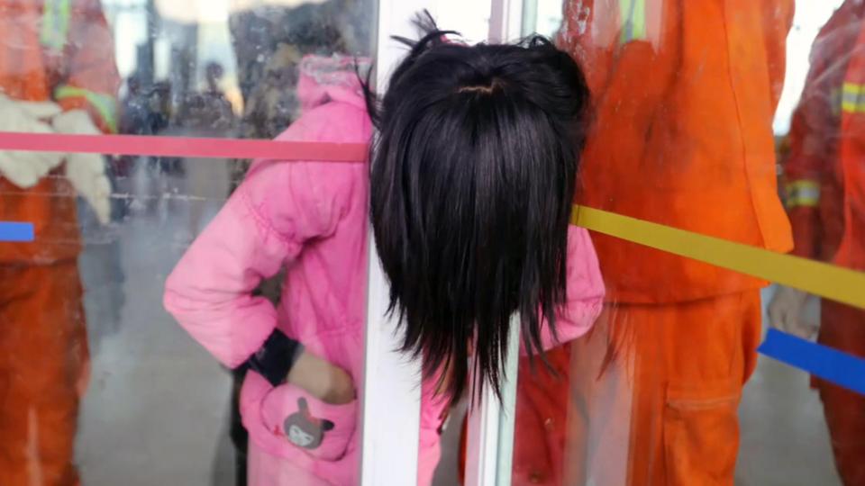 Bé gái TQ kẹt cứng đầu trong khe hẹp giữa 2 cửa kính - 2