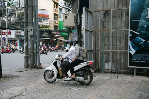 Hoài Linh đi xe máy, mang dép lê ra mắt phim hành động - 1