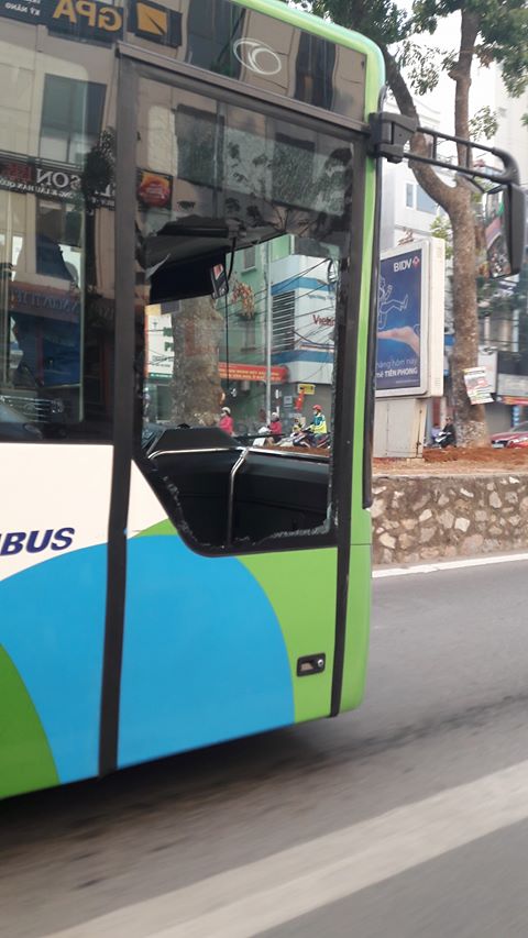 Hà Nội: Va chạm xe ô tô, buýt nhanh vỡ tan cửa kính - 1