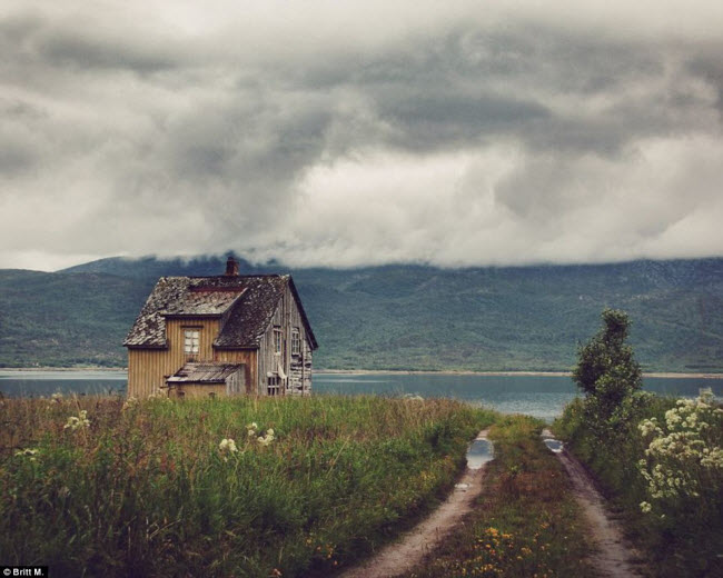 Một ngôi nhà bỏ hoang đã xuống cấp giữa phong cảnh thiên nhiên u buồn tại vùng hẻo lánh ở Na Uy.