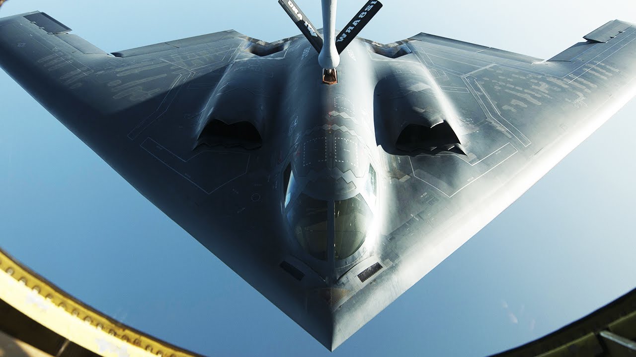 Máy bay ném bom lớn nhất thế giới trổ tài lượn sát đất - 2