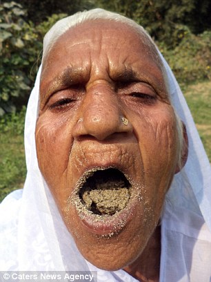 Cụ bà Ấn Độ 78 tuổi ăn 2kg cát mỗi ngày để khỏe mạnh - 1