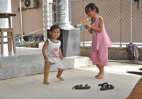 Hai đứa trẻ “con trời” giờ ra sao? - 2