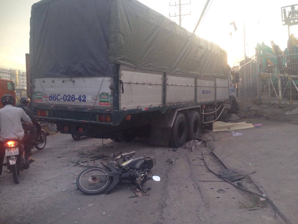 Xe tải “làm loạn” trên phố Sài Gòn, 1 người tử vong - 1