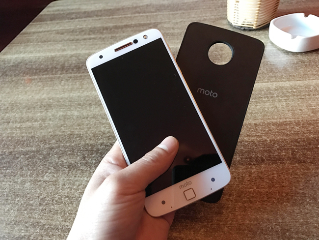 Điện thoại thông minh Moto Z sở hữu thiết kế mỏng 5,19 mm, mỏng nhất trong các mẫu smartphone cao cấp hiện nay. Đặc biệt, thiết bị còn có khả năng kết nối với bộ phụ kiện Moto Mods thông qua viên nam châm có lực hút mạnh.
