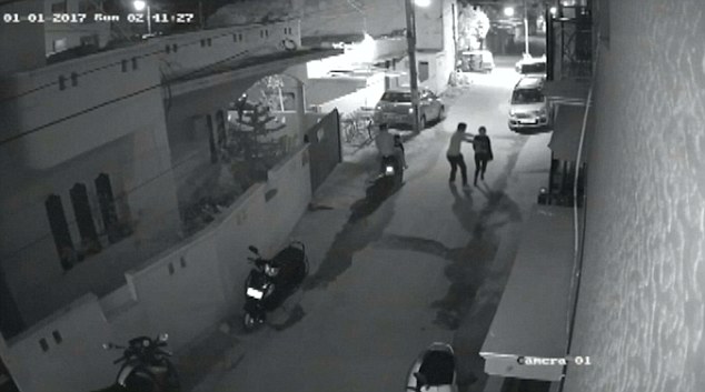 Sốc với video quấy rối tình dục giữa phố ở Ấn Độ - 1