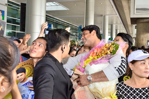 Soái ca điển trai đóng vai "chồng Anandi" trở lại Việt Nam - 10