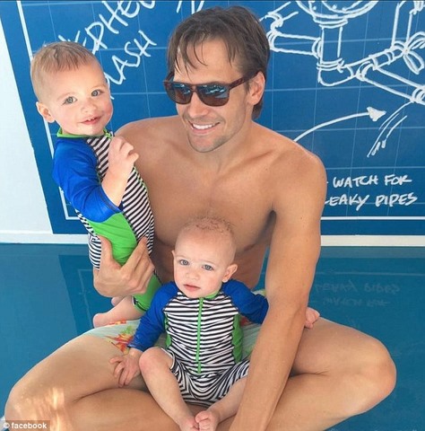 Video bé 2 tuổi cứu em bị tủ đè là màn dàn dựng? - 2