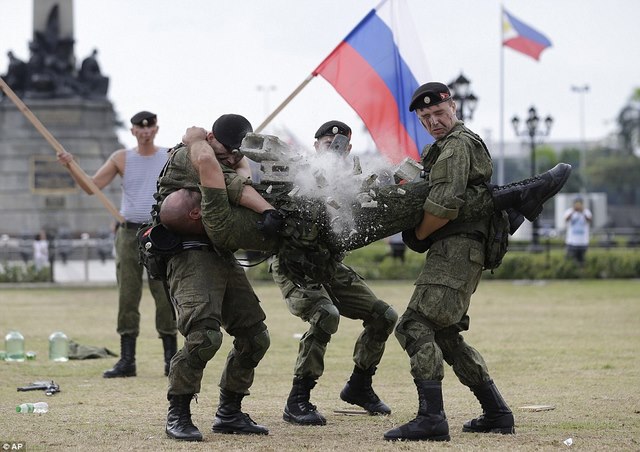 Lính Nga trình diễn khả năng chịu đựng ghê người ở Philippines - 1