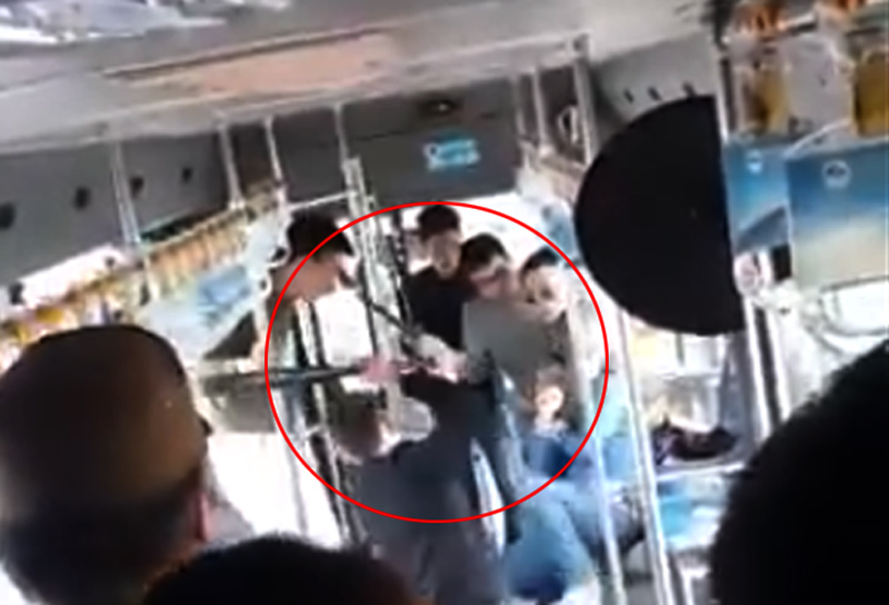 Clip: Côn đồ quây đánh người ngay trên xe buýt - 1