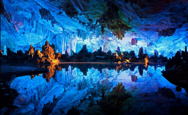 Hang động Reed Flute có từ hàng triệu năm trước và trở thành địa chỉ du lịch nổi tiếng ở tỉnh Quế Lâm, Trung Quốc. Bên trong hang động là thế giới lung linh, huyền ảo của những dải nhũ đá được chiếu sáng bằng các bóng đèn nhiều màu sắc. Tới đây, du khách có cơ hội chiêm ngưỡng hơn 70 bức tranh trên vách đá với niên đại từ thời nhà Tùy (năm 792 sau Công nguyên).