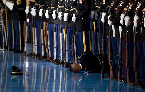 Lý do binh sĩ Mỹ &#34;bỏ mặc&#34; đồng đội ngất xỉu trước Obama - 1