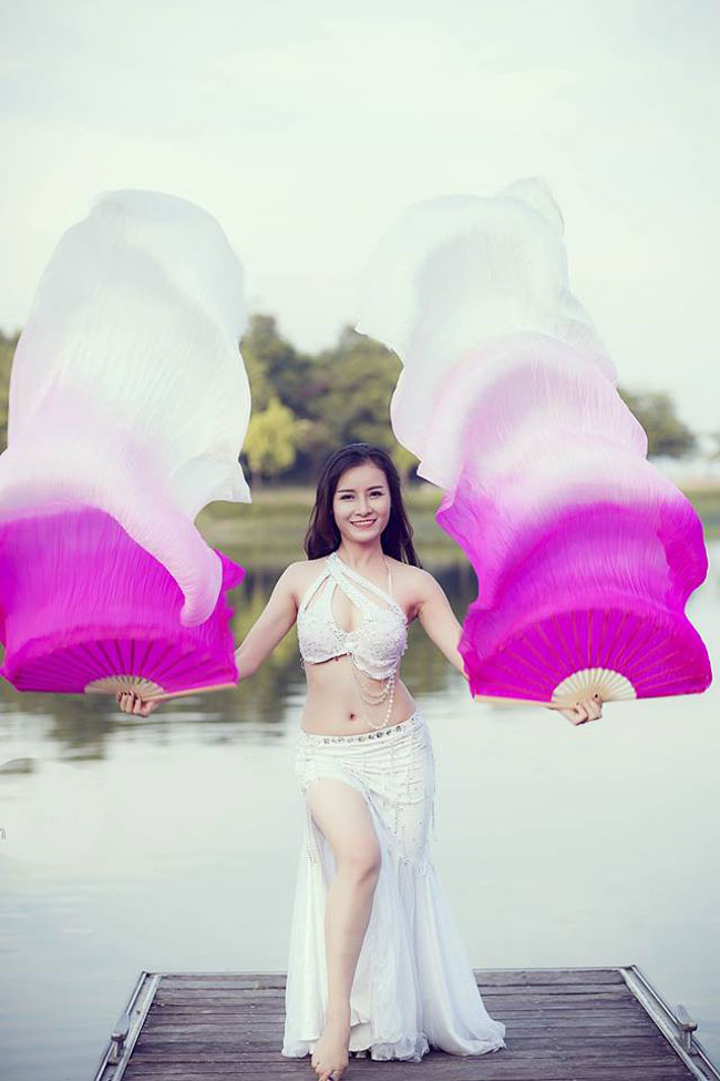 Diện trên mình trang phục lộng lẫy đặc trưng của belly dance, Thanh Xuân khoe trọn đường cong cơ thể. 