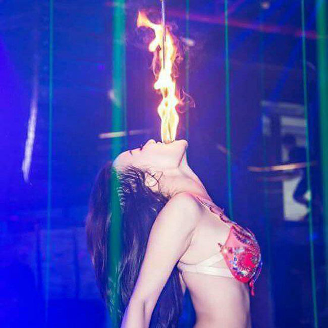 Thanh Xuân còn là một trong số ít các diễn viên belly dance biết múa lửa. 
