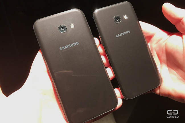 Cả hai thiết bị đều có vị trí loa ngoài dời lên cạnh phải và thiết kế lại tinh tế hơn. Kiểu thiết kế đã được Samsung áp dụng một số dòng máy giai đoạn nửa cuối năm 2016.