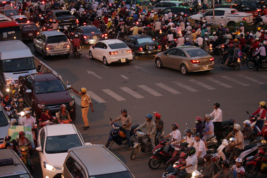 TP.HCM: Biển người hỗn loạn ở ngã tư Hàng Xanh - 11