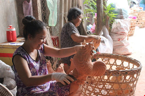 Gà đất tạo kiểu thủ công cháy hàng dịp Tết - 5
