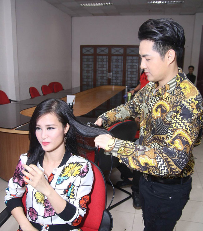Trong thời gian làm giám khảo The Voice Kids, Ông Cao Thắng còn kiêm luôn vai trò làm tóc cho người yêu 8 năm.