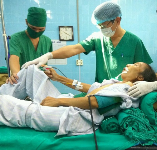 Cắt bỏ khối u “khổng lồ” cho người phụ nữ bị dị tật - 1