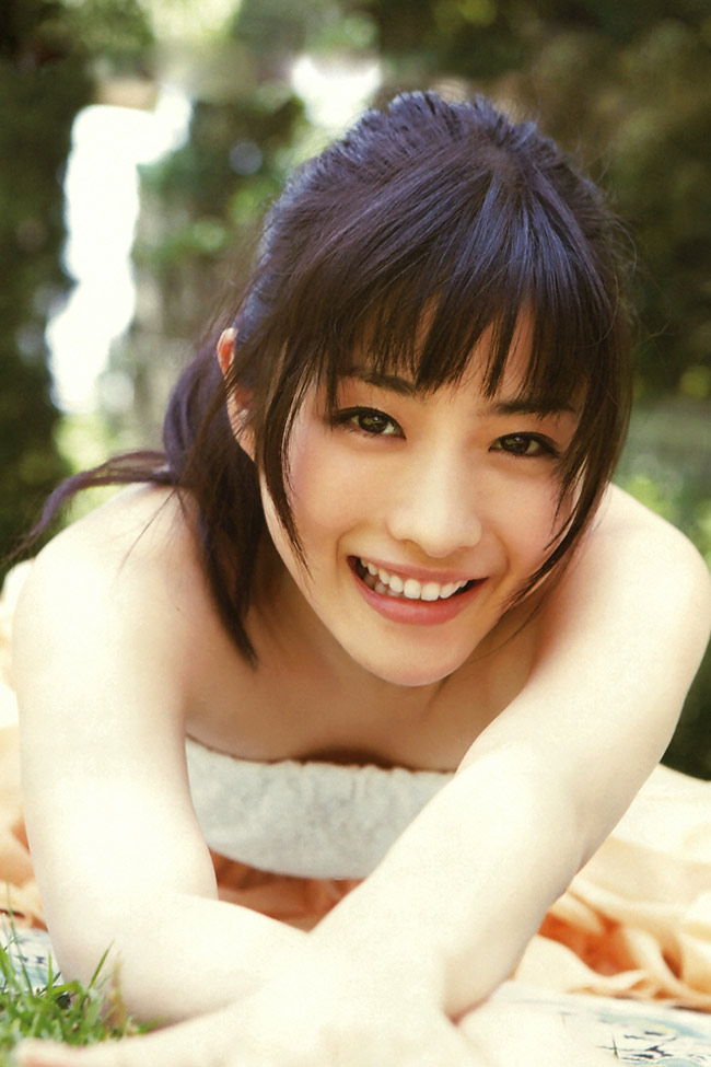 Satomi Ishihara sinh năm 1986 tại thủ đô Tokyo, Nhật Bản. Người đẹp được bình chọn là nữ diễn viên có gương mặt xinh đẹp nhất màn ảnh Nhật.