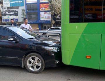 Lấn làn, xe biển xanh húc đuôi buýt nhanh BRT - 2