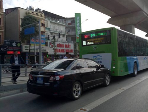 Lấn làn, xe biển xanh húc đuôi buýt nhanh BRT - 1