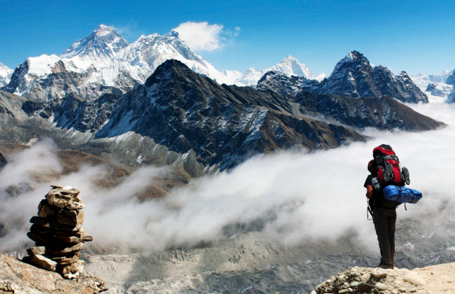 Động đất cũng như tình trạng quá tải trên núi Everest và những lo ngại về an ninh đã ảnh hưởng lớn tới ngành du lịch ở Nepal. Mặc dù vậy, quốc gia này đang phục hồi và phong cảnh núi non hùng vĩ cùng với sự thân thiện của người dân địa phương khiến Nepal vẫn là lựa chọn lý tưởng đối với du khách ưa khám phá nhưng có kinh phí eo hẹp.