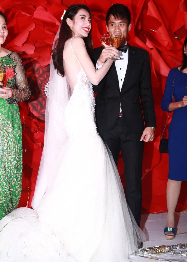 Công Vinh bảnh như "soái ca" sánh đôi Thủy Tiên sexy - 3