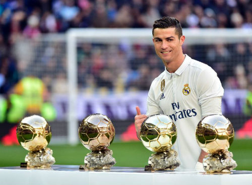 Cầu thủ xuất sắc nhất FIFA 2016: Rộ tin Ronaldo thắng Messi - 1