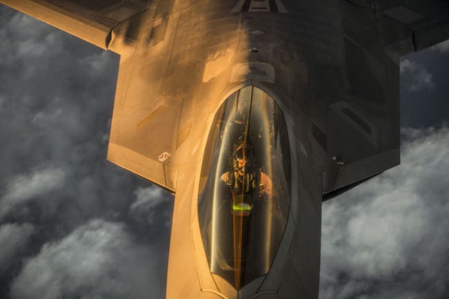 Máy bay chiến đấu F-22 Raptor của Không quân Mỹ hoạt động trên biển Ả Rập để hỗ trợ chiến dịch mang tên Nhổ tận gốc, nhằm mục đích tiêu diệt phiến quân Nhà nước Hồi giáo tự xưng (IS) ở Iraq.