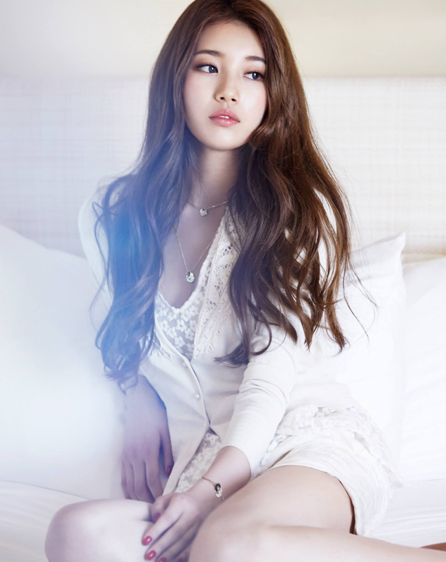 Lee Min Ho được cho là người chủ động tán tỉnh trước, dù thời gian đầu Suzy đã từ chối gặp mặt.