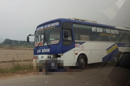 Nam thanh niên chết thảm dưới gầm xe khách ở Hà Nội - 1