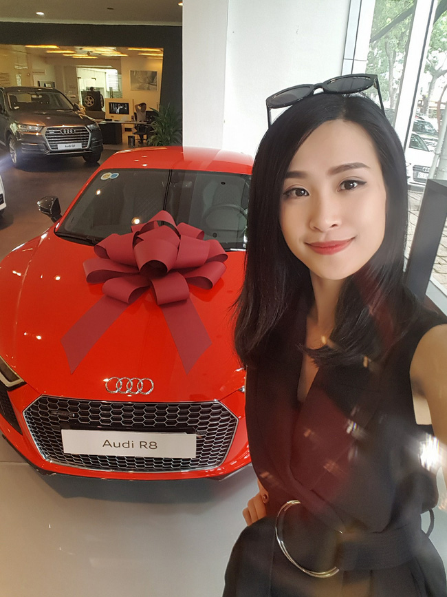 Mới đây, Đông Nhi vừa "hớn hở" khoe món quà cực độc của bạn trai Ông Cao Thắng. Cô đã được người yêu mua tặng siêu xe Audi có giá lên tới 13 tỷ đồng.