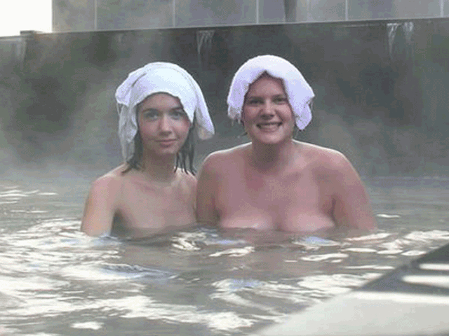 Chiếc khăn đội đầu "thần kỳ" khi tắm suối nóng của người Nhật