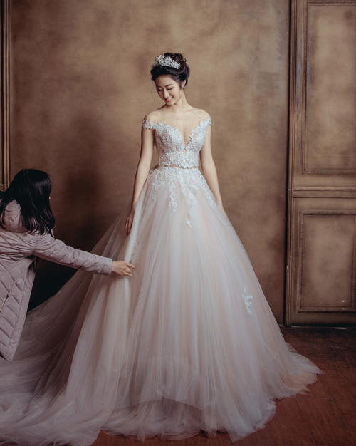 Ảnh cưới lung linh của hoa hậu Việt lấy chồng hơn 19 tuổi - 2