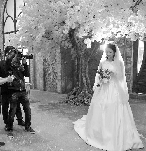 Ảnh cưới lung linh của hoa hậu Việt lấy chồng hơn 19 tuổi - 6