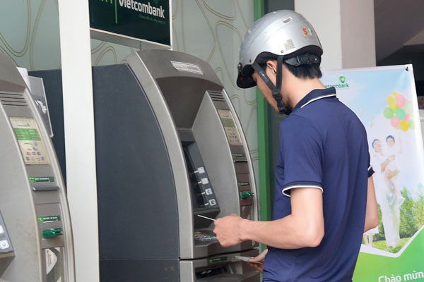 Nỗ lực khắc phục ATM cạn tiền cận Tết - 1