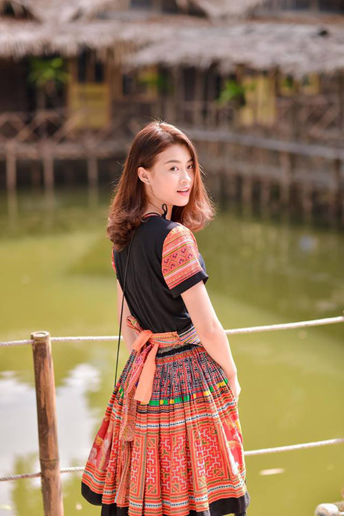 Vòng eo 56 của Ngọc Trinh phải &#34;chào thua&#34; cô gái 21 tuổi này - 10