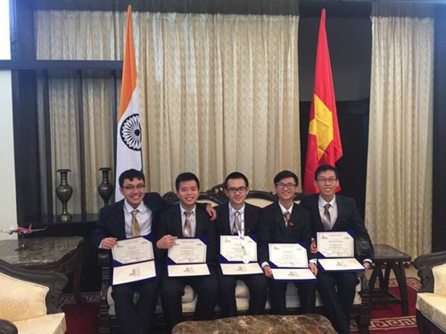 Chuyện về 5 chàng trai ăn lương khô giành giải Olympic thiên văn - 2