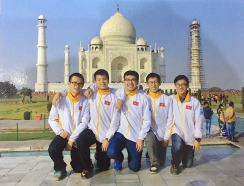 Chuyện về 5 chàng trai ăn lương khô giành giải Olympic thiên văn - 4