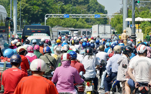 Cửa ngõ sân bay Tân Sơn Nhất &#34;tê liệt&#34; giữa trưa đầu tuần - 2
