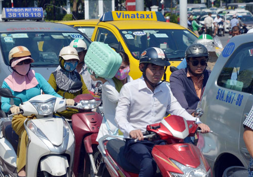 Cửa ngõ sân bay Tân Sơn Nhất &#34;tê liệt&#34; giữa trưa đầu tuần - 4