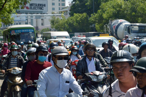 Cửa ngõ sân bay Tân Sơn Nhất &#34;tê liệt&#34; giữa trưa đầu tuần - 3