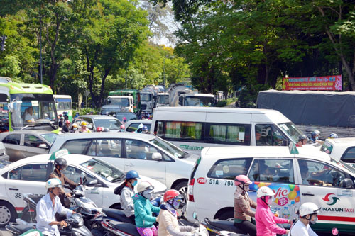 Cửa ngõ sân bay Tân Sơn Nhất &#34;tê liệt&#34; giữa trưa đầu tuần - 6