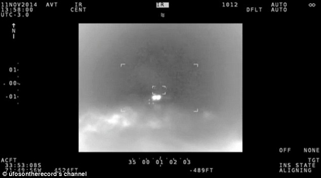 Chile công bố video UFO ẩn hiện, phụt khí lạ trên bầu trời - 1