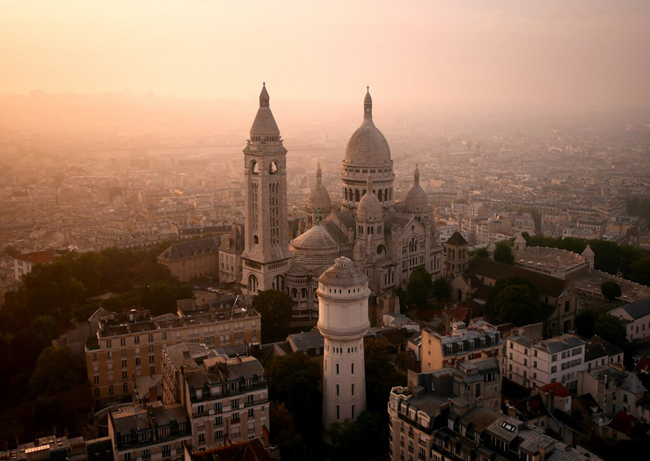 Vương cung thánh đường Sacré-Coeur, nằm trên đỉnh đồi Montmartre, một nhà thờ công giáo nổi tiếng ở Paris, Pháp lung linh trong ánh bình minh. 
