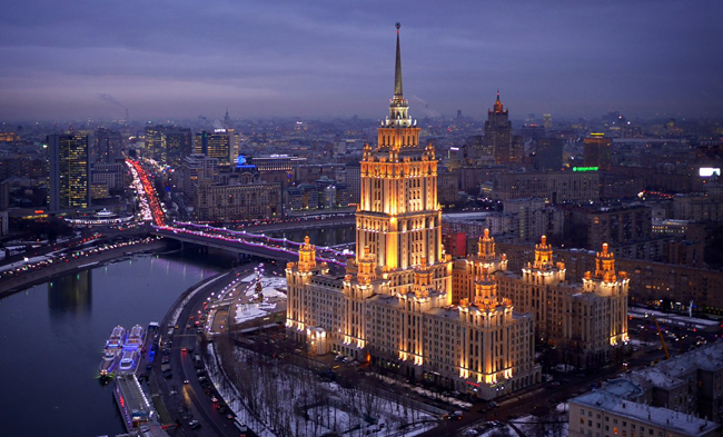 Khách sạn Ukraina, Matxcova, Nga rực rỡ ánh đèn trong đêm. 