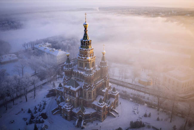 Nhà thờ thánh Peter và Paul ở Peterhof, Saint Petersburg, Nga. 