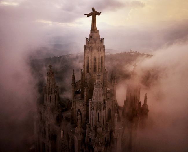 Đền của giáo hội Sagrat cor, trên một ngọn đồi ở Barcelona, Tây Ban Nha được mây mờ che phủ. 