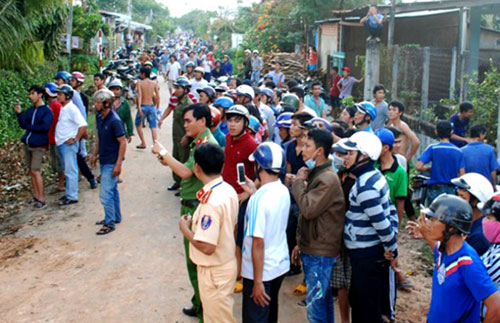 Trâu điên “làm loạn”, húc 4 người nhập viện - 2